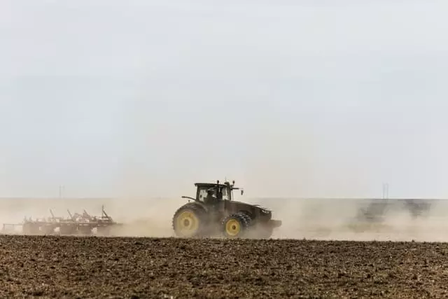 Aplicação de calcário agrícola