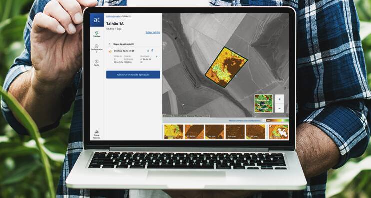 Pessoa segurando notebook com tela de Atfarm