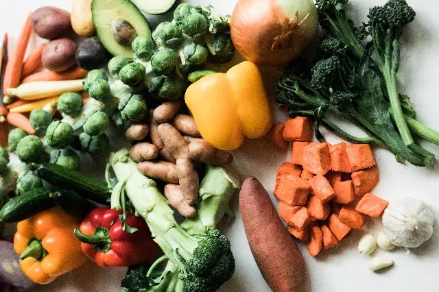 Mesa com Diversas Verduras e Legumes