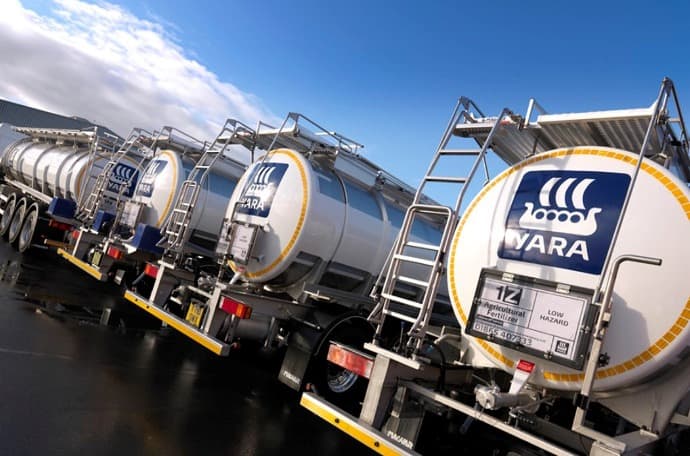 Caminhões tanque com o logo da Yara