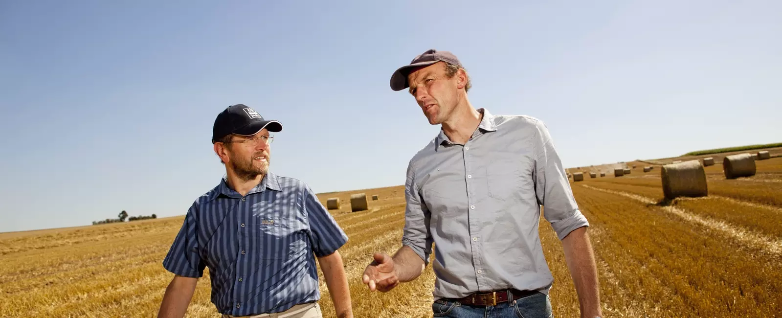 Produtores conversando no campo