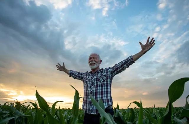 Produtor Rural com braços abertos e sorrindo