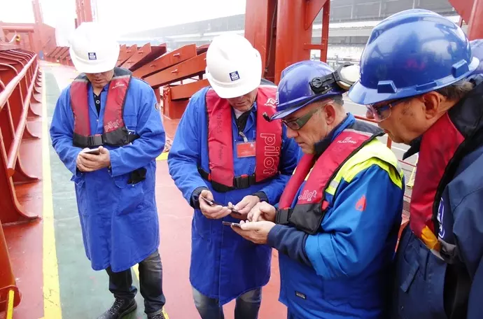 Operários na fábrica