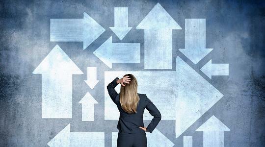 Mulher de costas com setas ao fundo