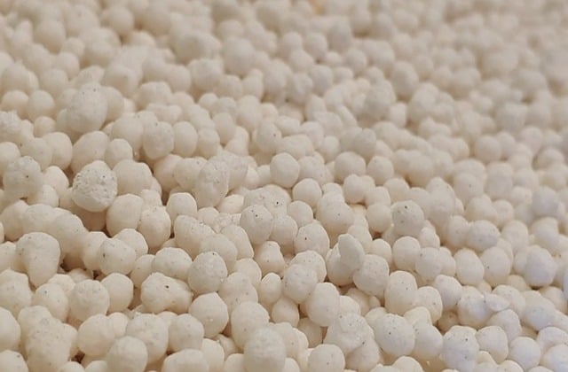Grânulos brancos de fertilizante 